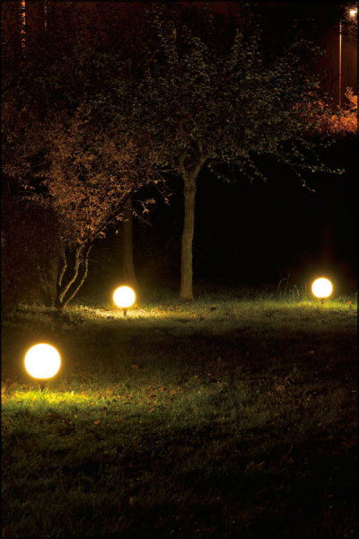 Light Ball in verschiedenen Durchmessern weiss transparent mit Erdspiess.
